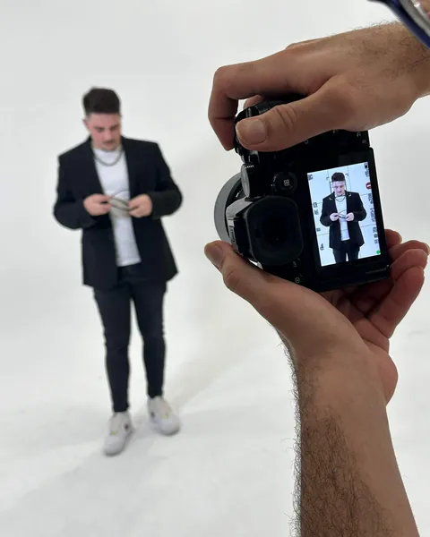 Adrien Maeder pendant un shooting photo